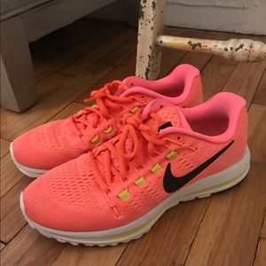 NIKE AIR ZOOM Vomero 12 - Barely Worn